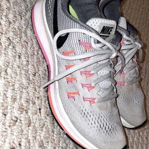 Women’s Nike tennis shoes